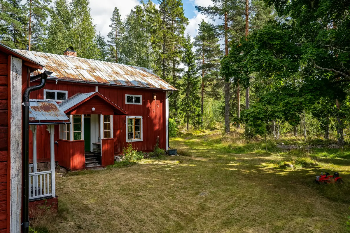 19th-century-forest-cottage-2-hours-north-of-stockholm-cheapscandihomes