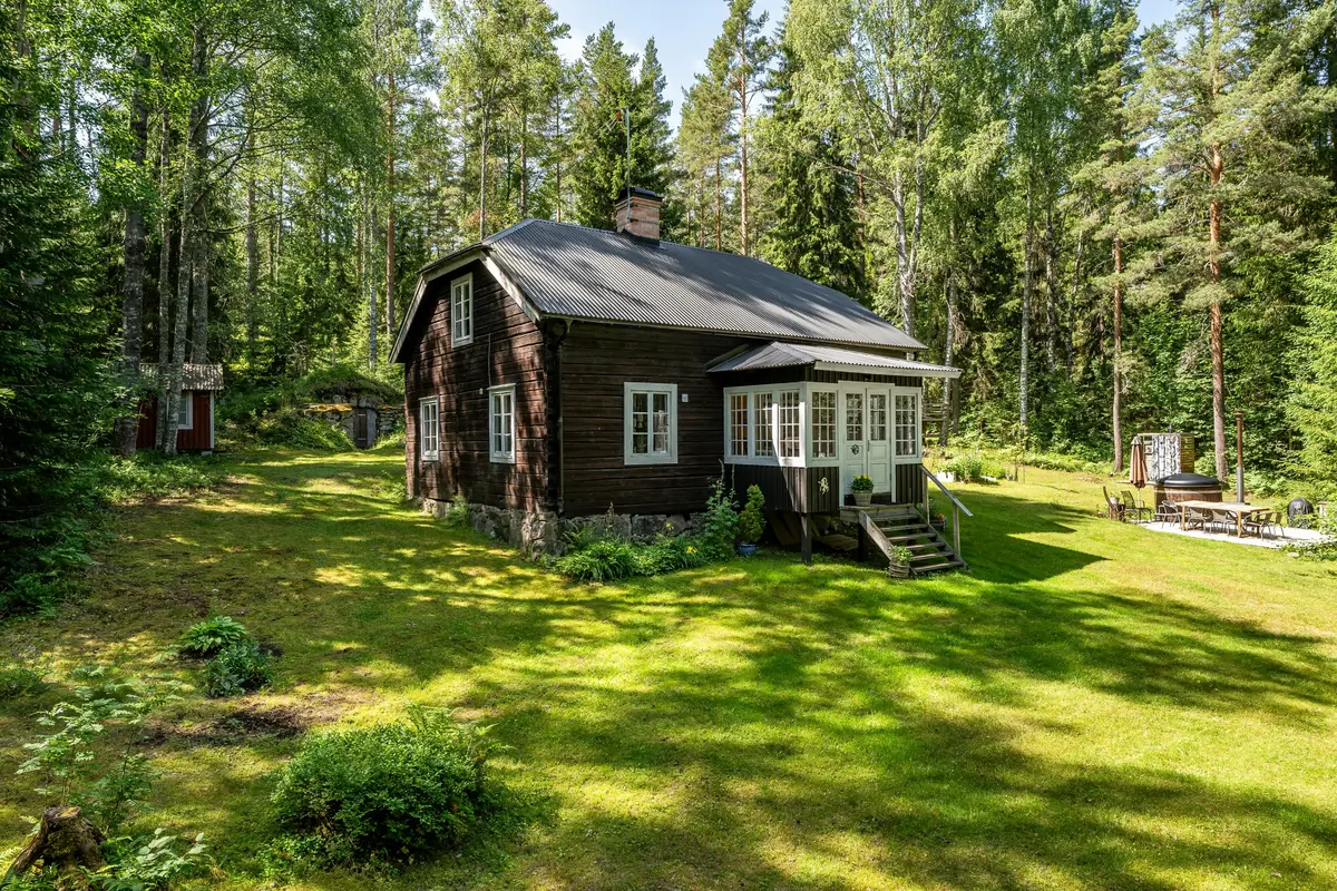 peaceful-scenic-18th-century-house-sweden-cheapscandihomes