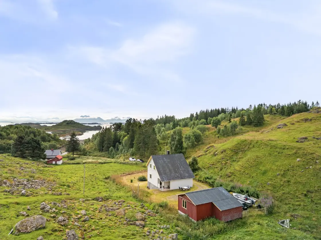 rural-secluded-seaside-house-lofoten-norway-cheapscandihomes