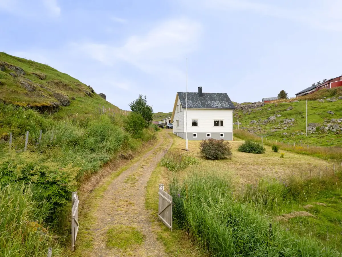 rural-secluded-seaside-house-lofoten-norway-cheapscandihomes