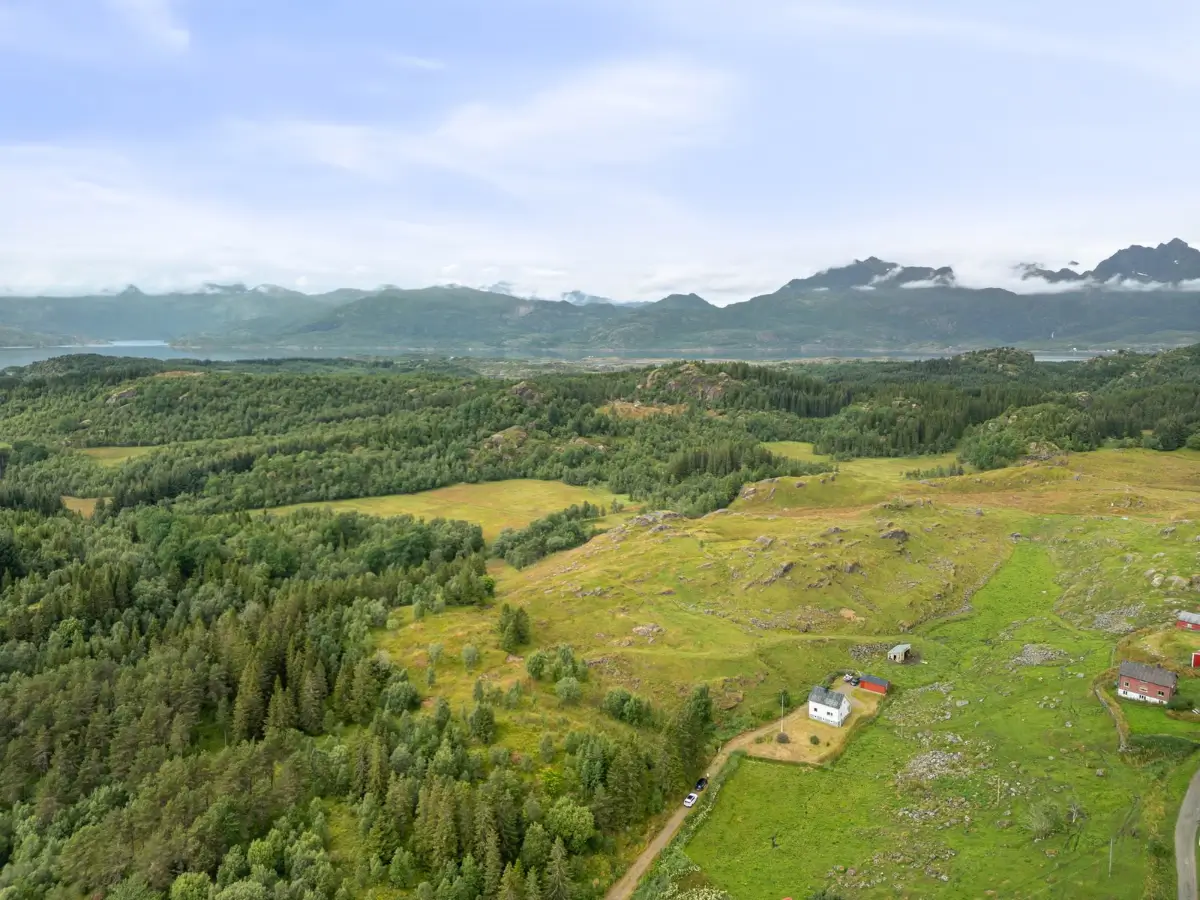 rural-secluded-seaside-house-lofoten-norway-cheapscandihomes