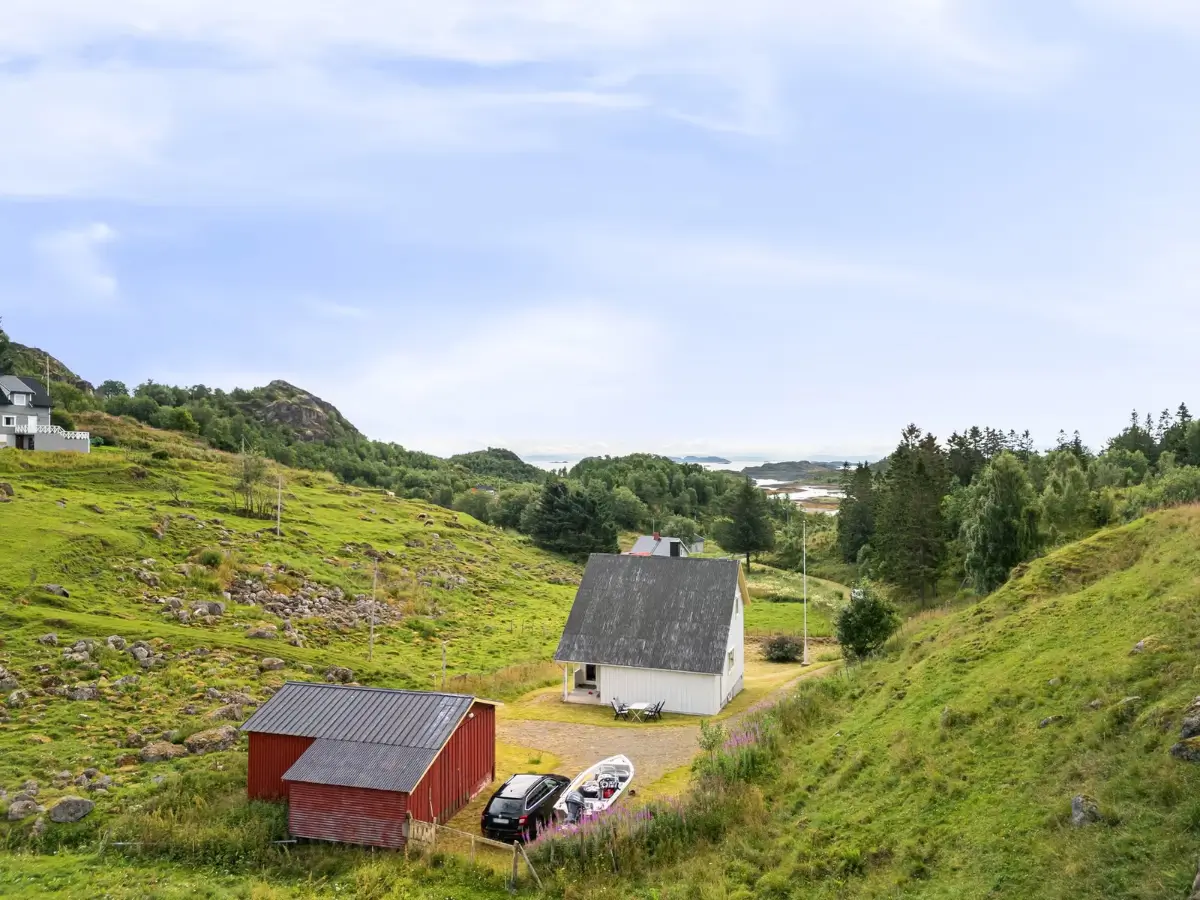 rural-secluded-seaside-house-lofoten-norway-cheapscandihomes