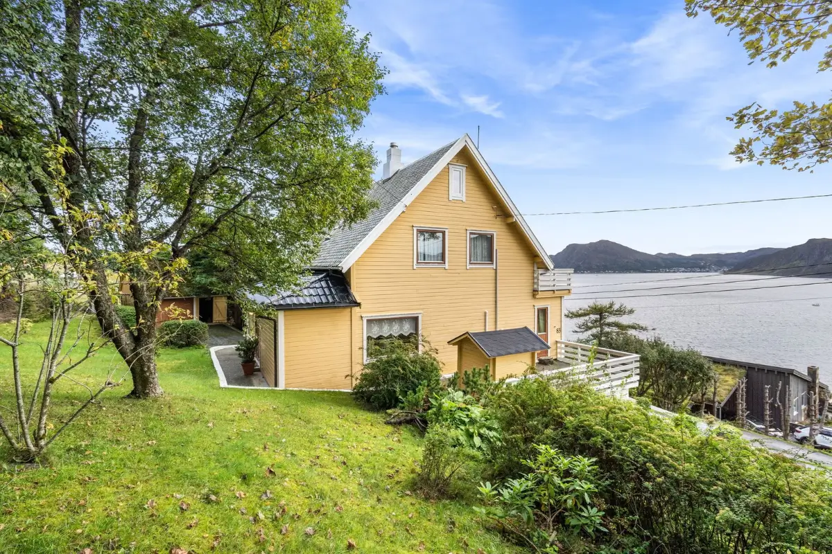 spacious-family-home-sea-views-norwegian-island-cheapscandihomes