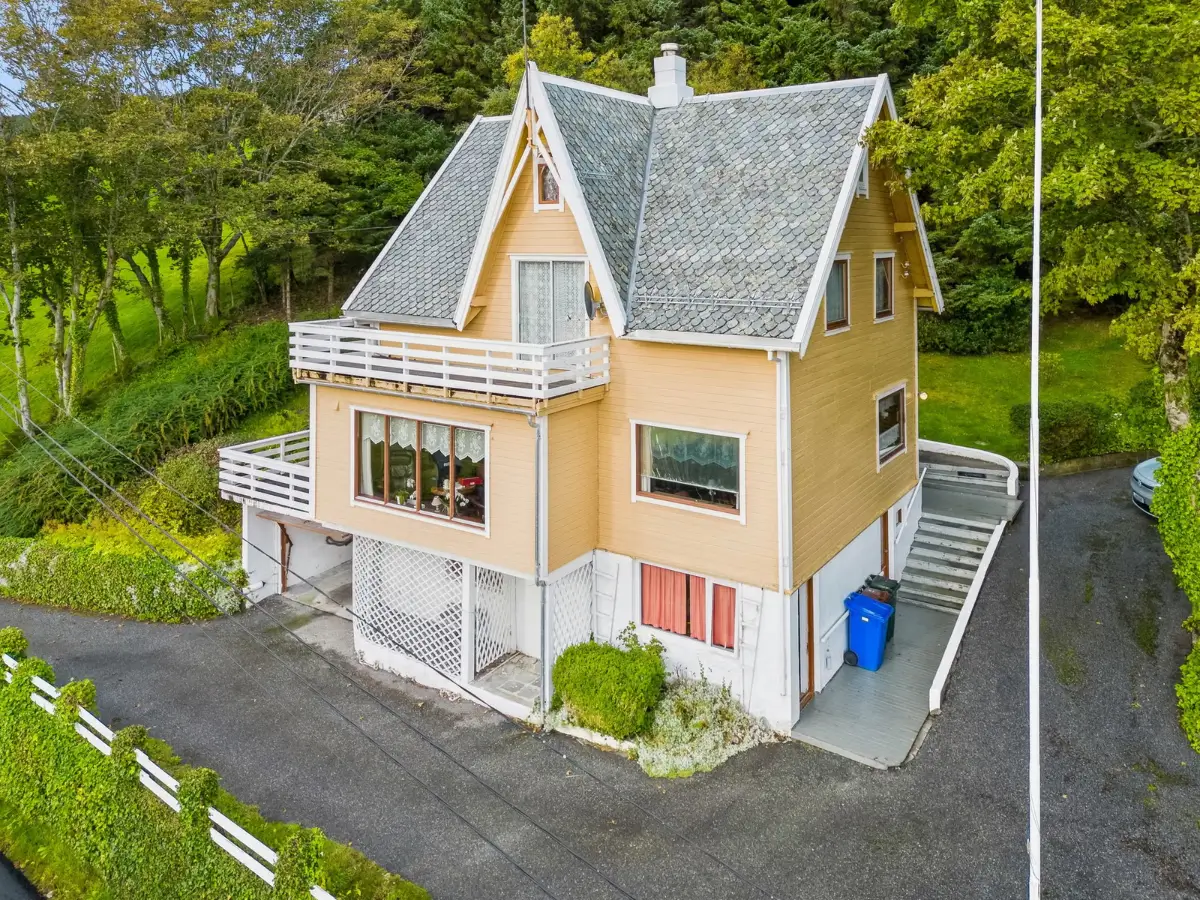 spacious-family-home-sea-views-norwegian-island-cheapscandihomes