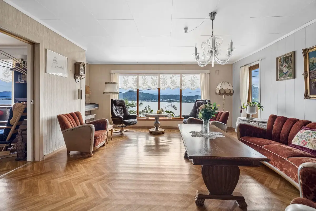 spacious-family-home-sea-views-norwegian-island-cheapscandihomes