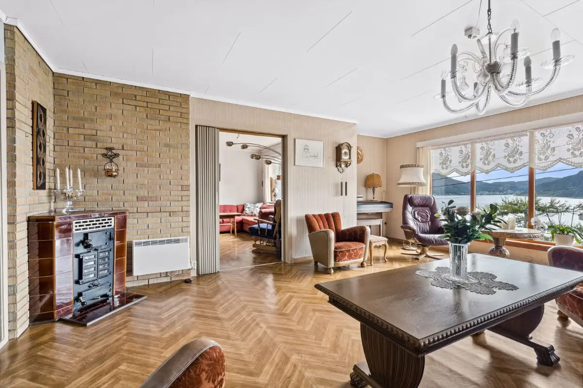 spacious-family-home-sea-views-norwegian-island-cheapscandihomes