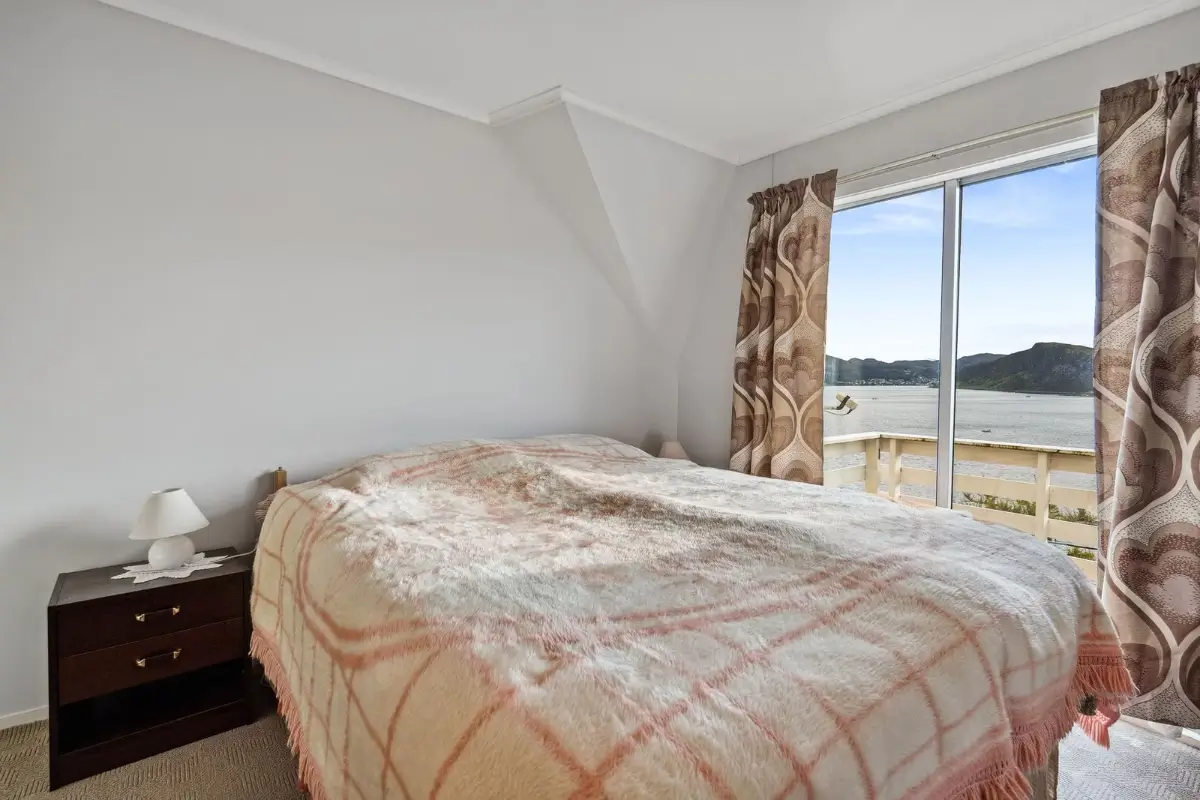 spacious-family-home-sea-views-norwegian-island-cheapscandihomes