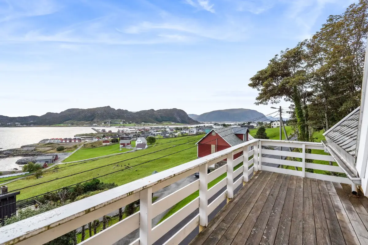 spacious-family-home-sea-views-norwegian-island-cheapscandihomes
