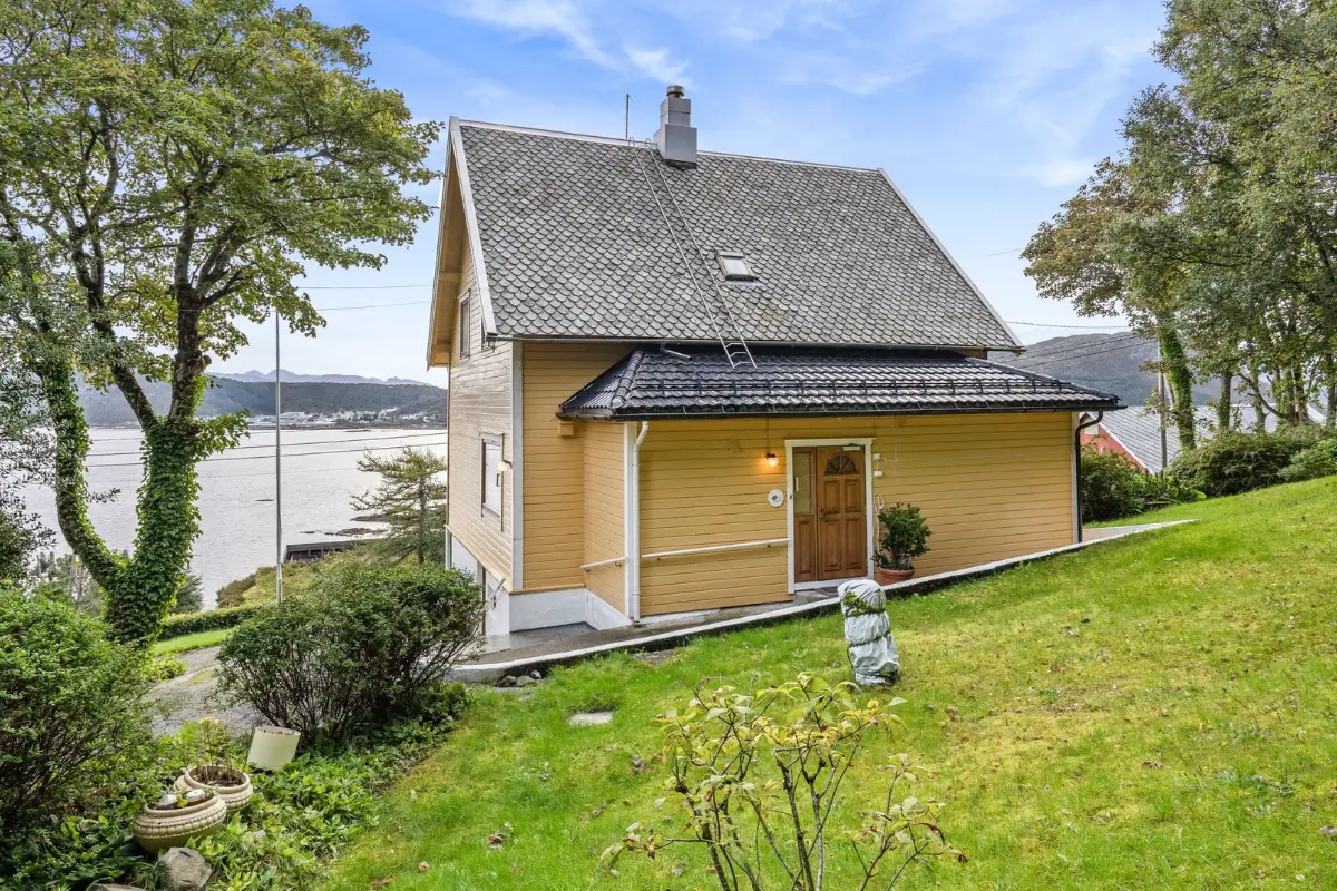 spacious-family-home-sea-views-norwegian-island-cheapscandihomes