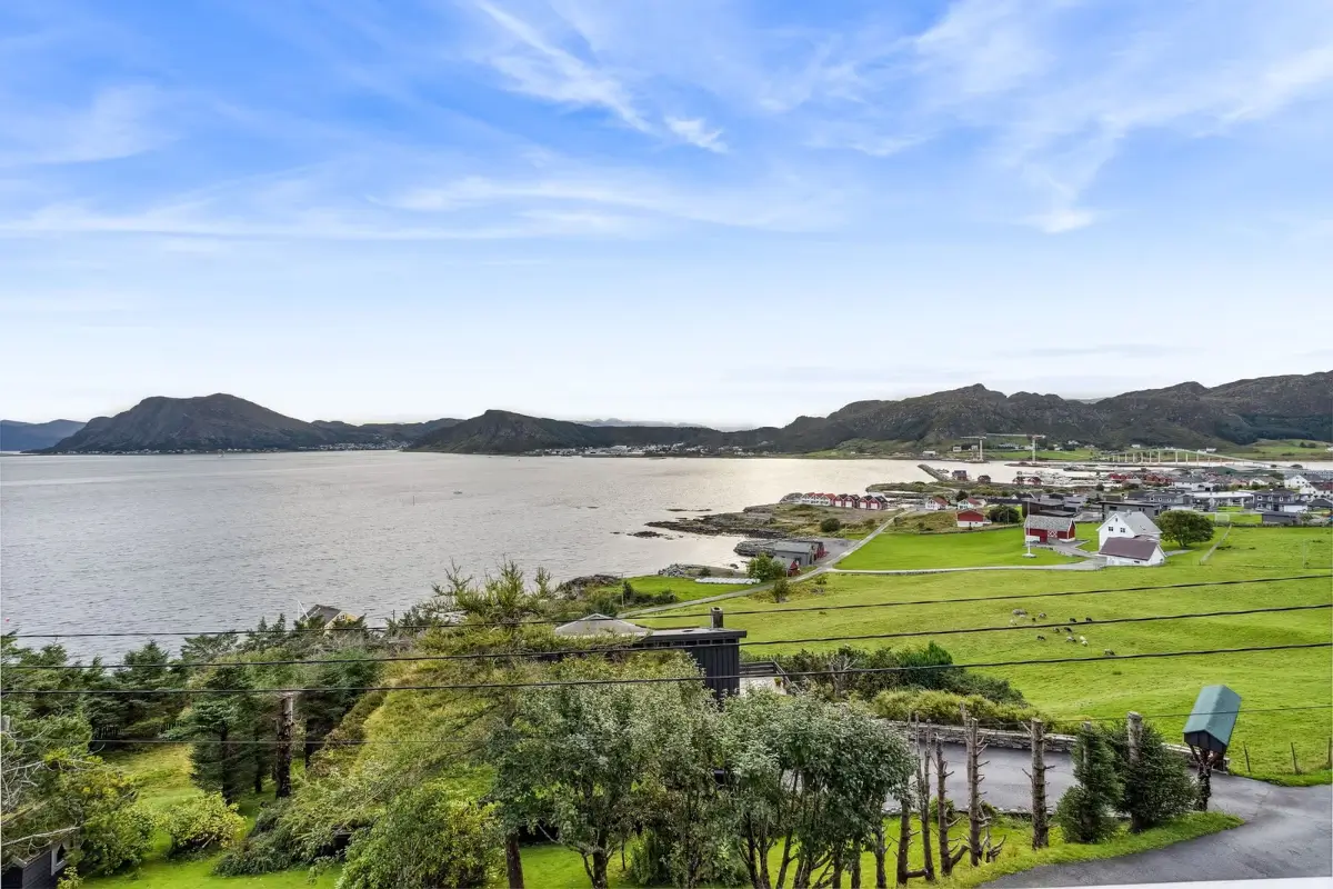 spacious-family-home-sea-views-norwegian-island-cheapscandihomes