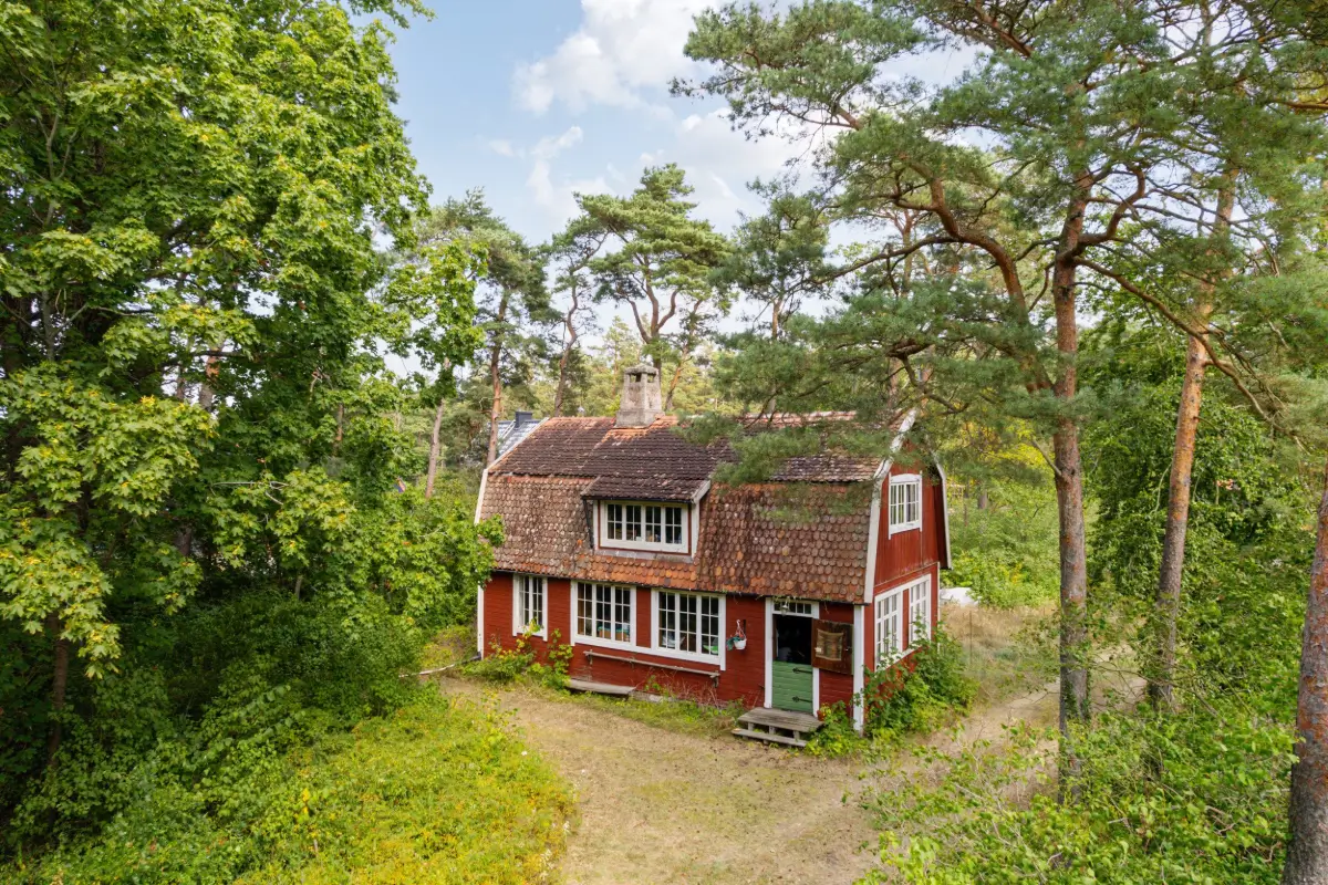 traditional-early-20th-century-house-sweden-cheapscandihomes
