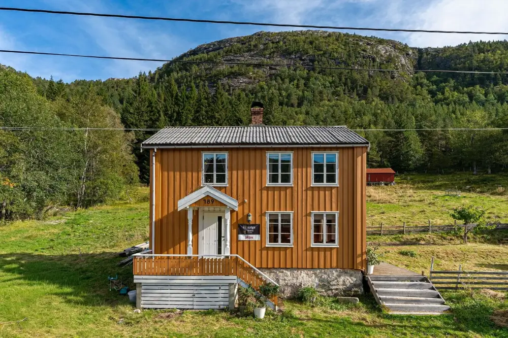 cozy-log-house-west-coast-norway-cheapscandihomes
