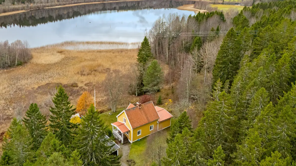 four-bedroom-1920s-lakeside-home-sweden-cheapscandihomes