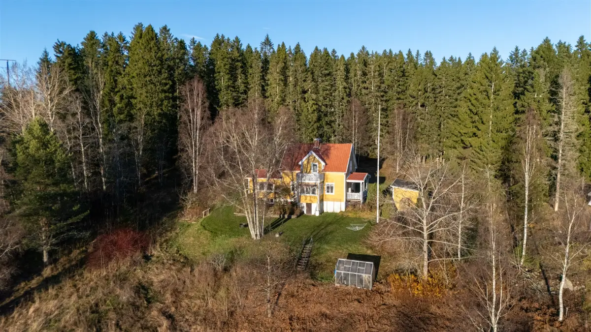 four-bedroom-1920s-lakeside-home-sweden-cheapscandihomes