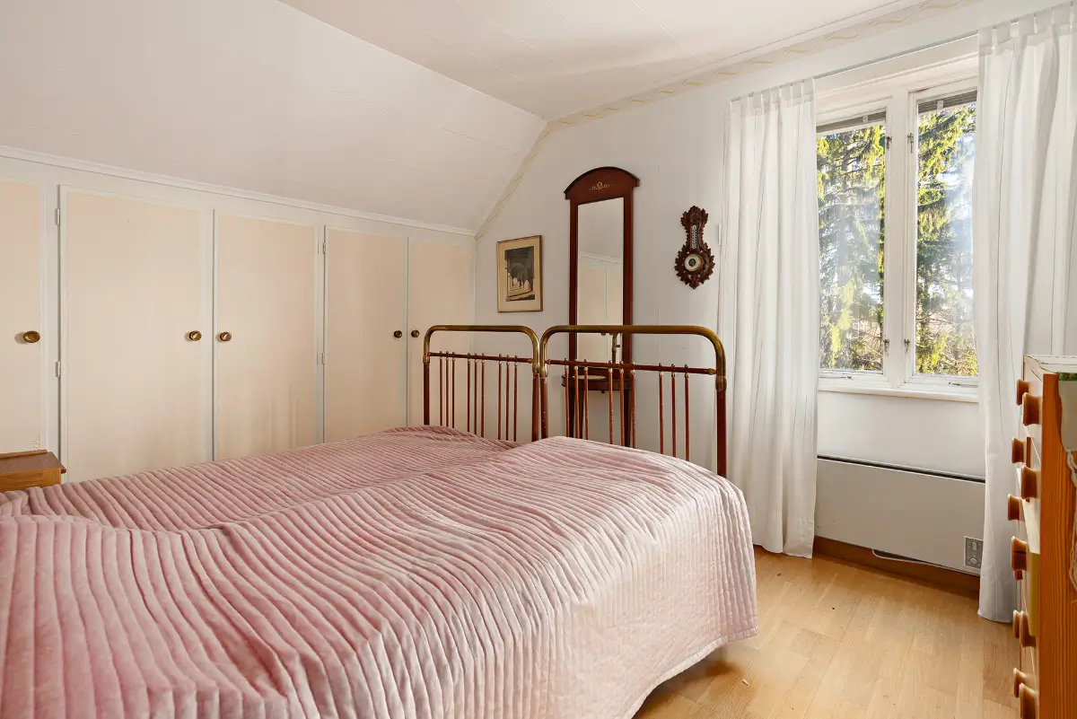 four-bedroom-1920s-lakeside-home-sweden-cheapscandihomes