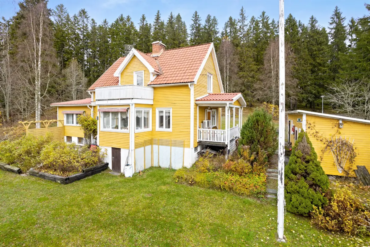 four-bedroom-1920s-lakeside-home-sweden-cheapscandihomes
