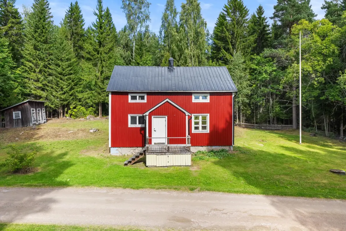 renovated-early-20th-century-cottage-north-sweden-cheapscandihomes