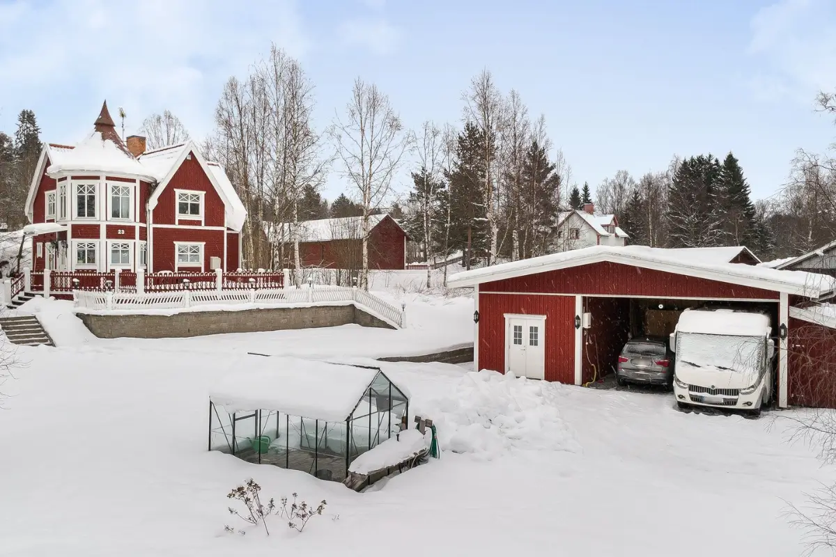 early-20th-century-house-with-tower-room-dalarna-county-cheapscandihomes