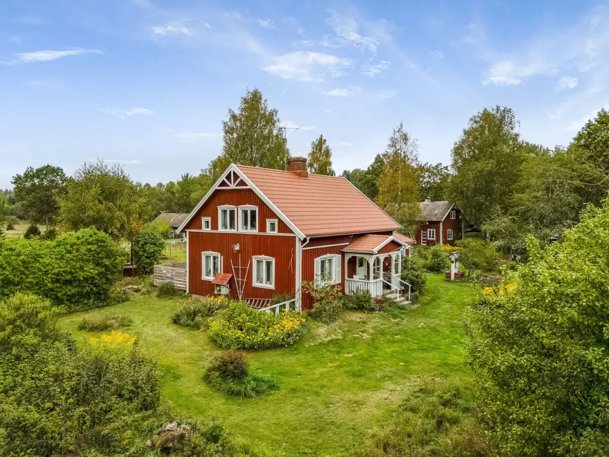 farm-with-outbuildings-close-to-lakes-south-west-sweden-cheapscandihomes