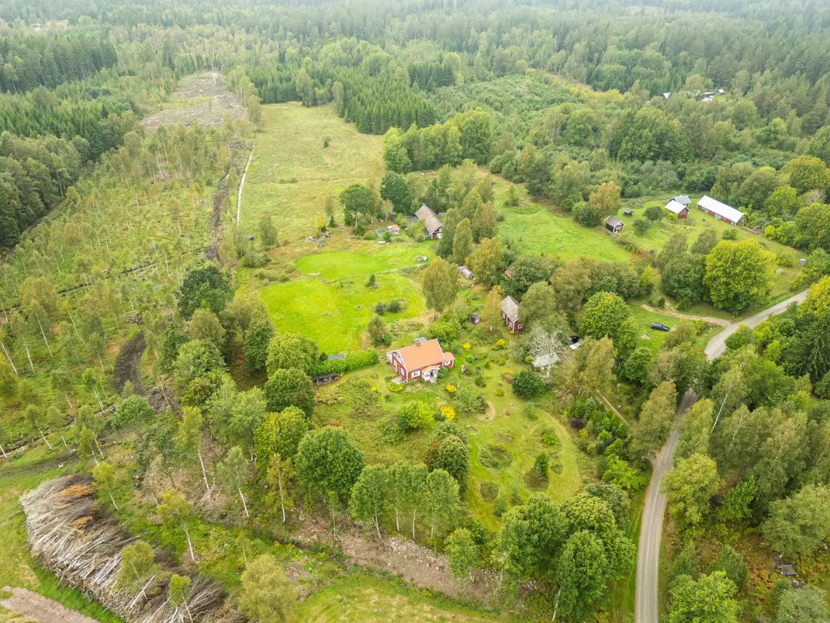 farm-with-outbuildings-close-to-lakes-south-west-sweden-cheapscandihomes