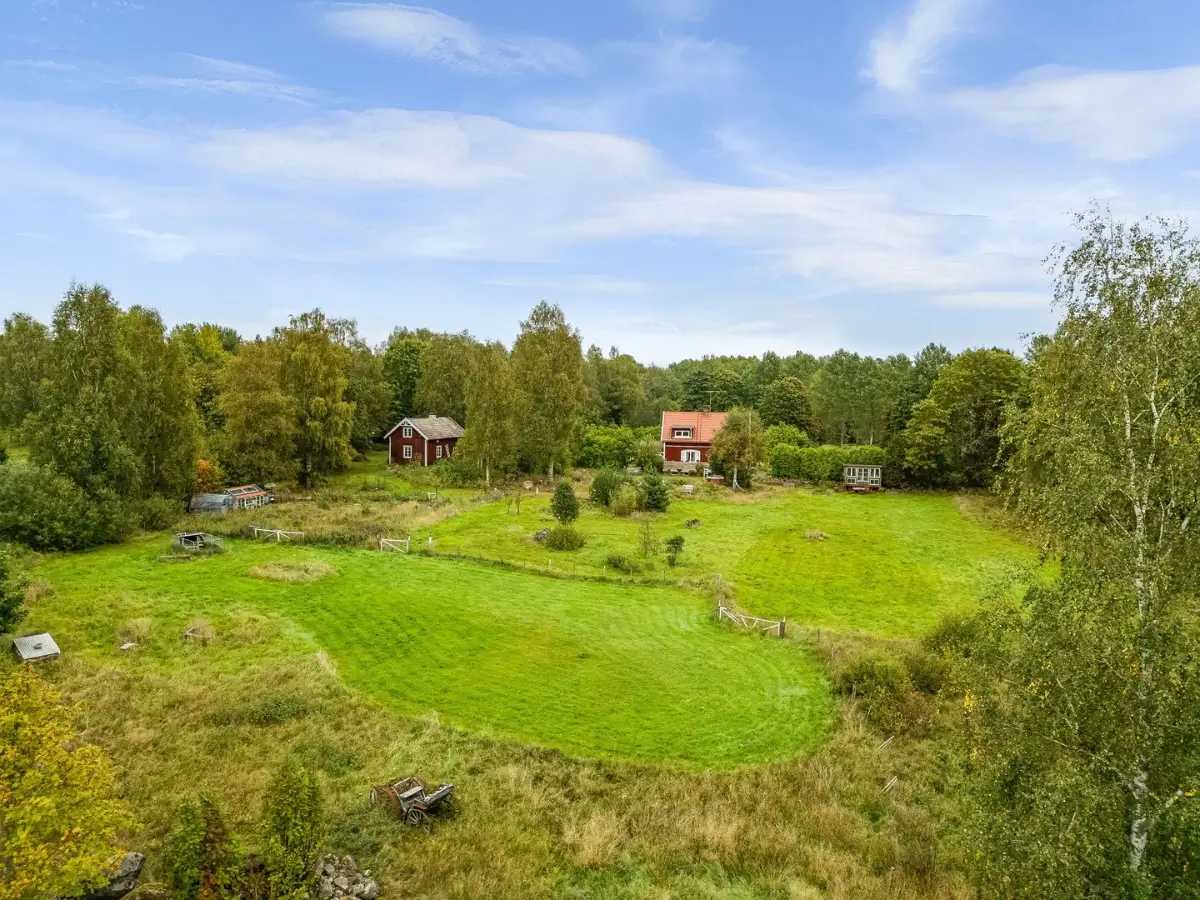 farm-with-outbuildings-close-to-lakes-south-west-sweden-cheapscandihomes