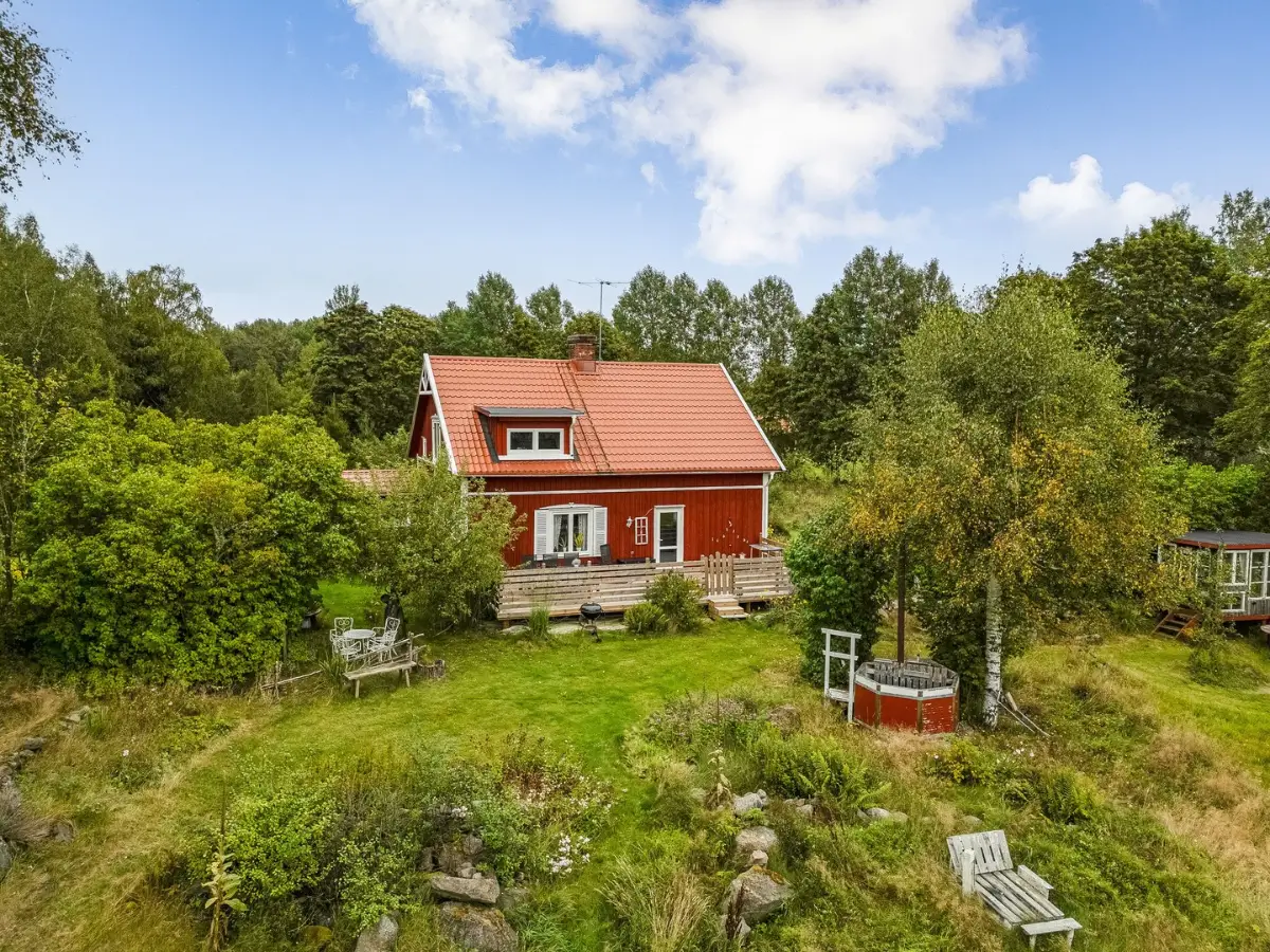 farm-with-outbuildings-close-to-lakes-south-west-sweden-cheapscandihomes