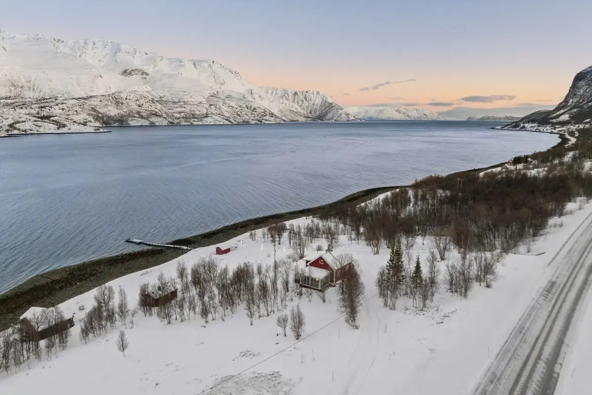three-bedroom-house-mountain-fjord-view-north-norway-cheapscandihomes