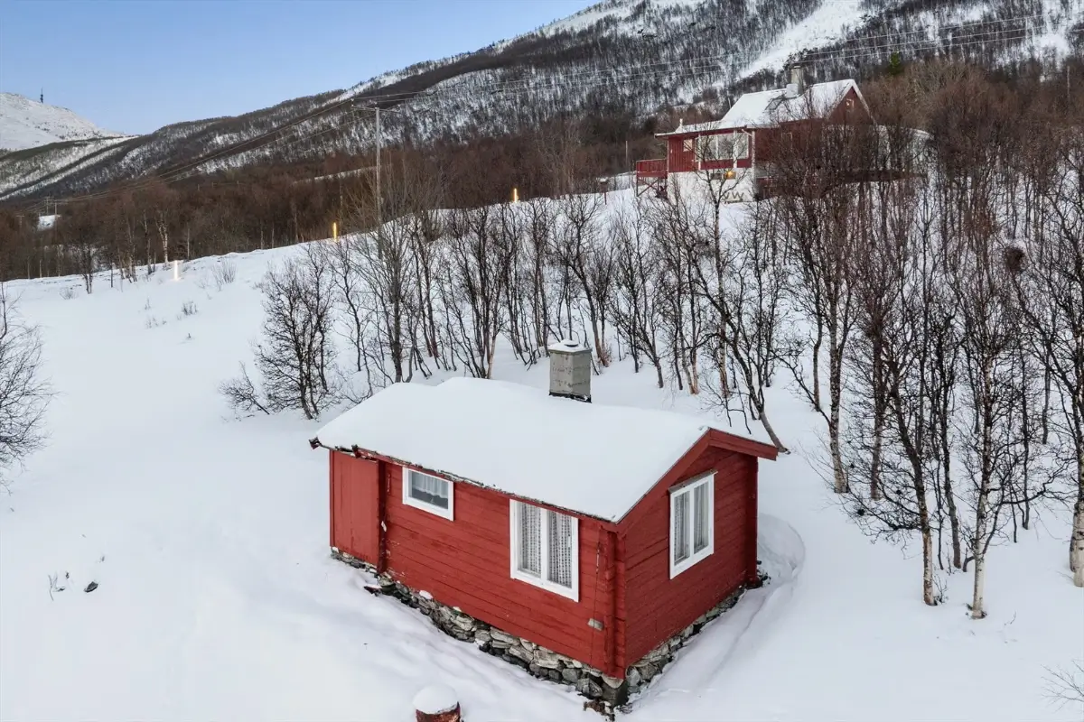 three-bedroom-house-mountain-fjord-view-north-norway-cheapscandihomes