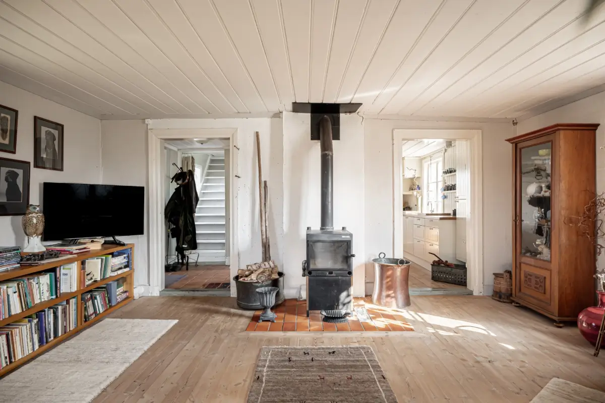 1920s-country-home-guest-house-central-south-sweden-cheapscandihomes