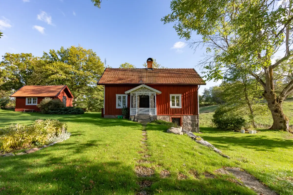 1920s-country-home-guest-house-central-south-sweden-cheapscandihomes