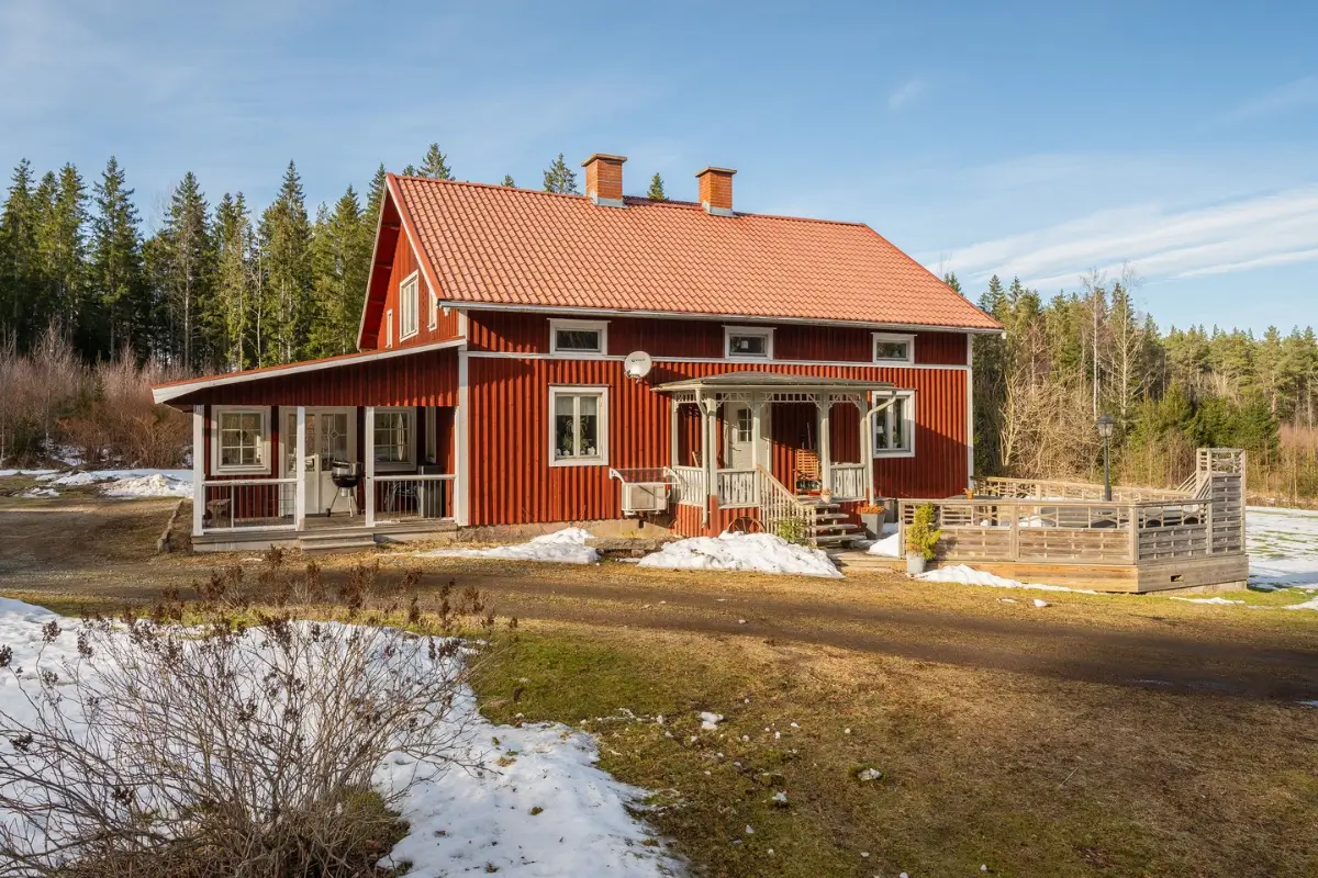 country-house-surrounded-by-trees-near-lake-vänern-central-sweden-cheapscandihomes
