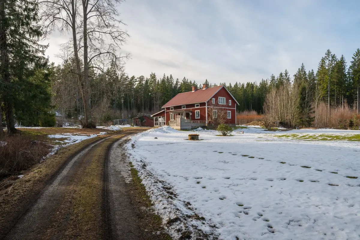 country-house-surrounded-by-trees-near-lake-vänern-central-sweden-cheapscandihomes
