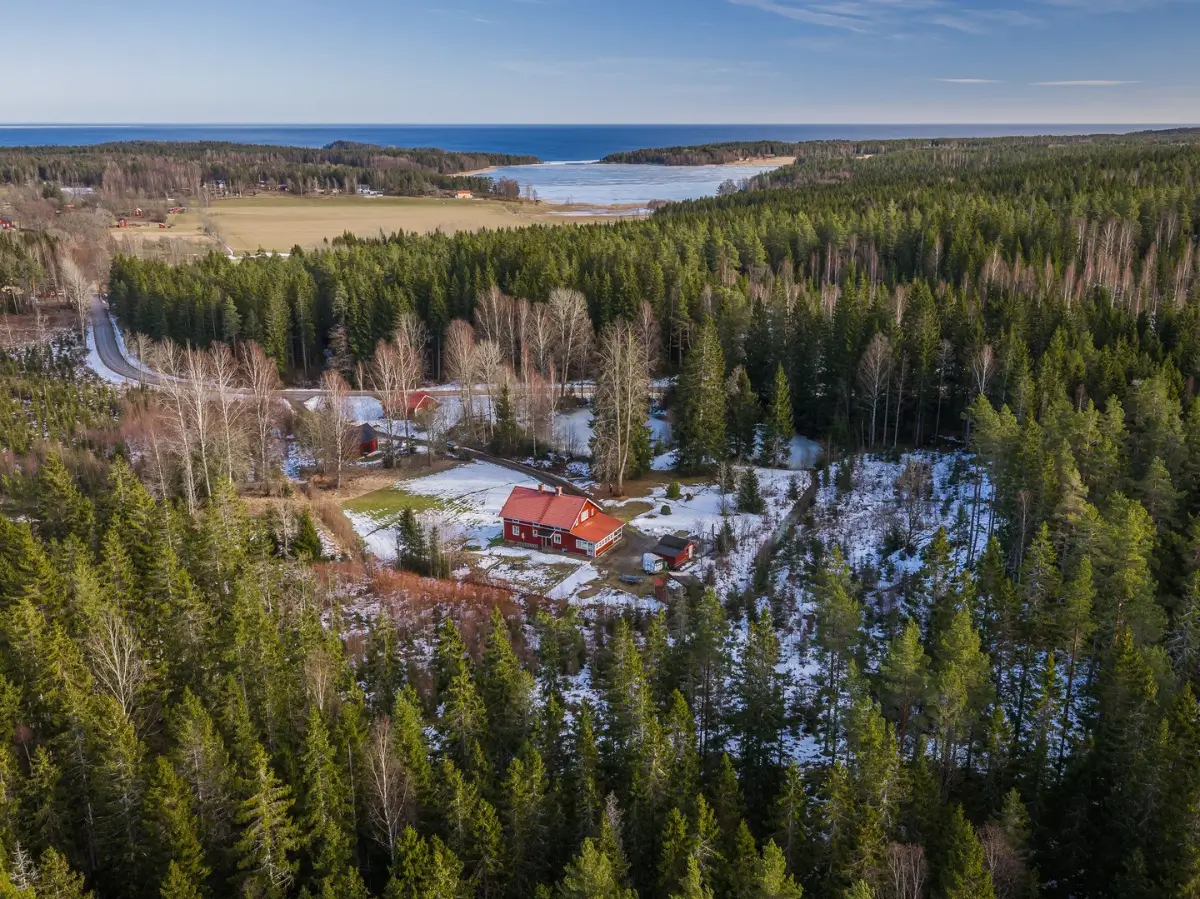 country-house-surrounded-by-trees-near-lake-vänern-central-sweden-cheapscandihomes