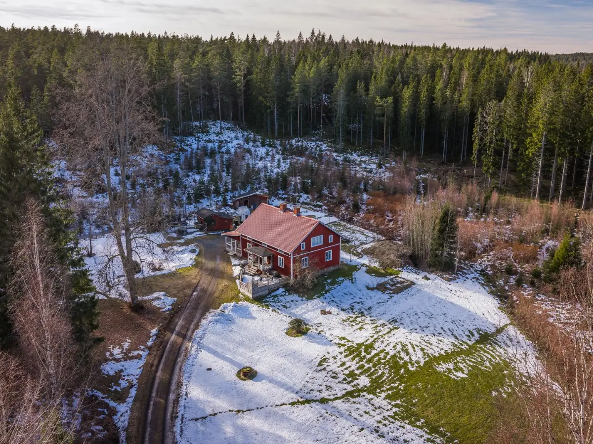 country-house-surrounded-by-trees-near-lake-vänern-central-sweden-cheapscandihomes