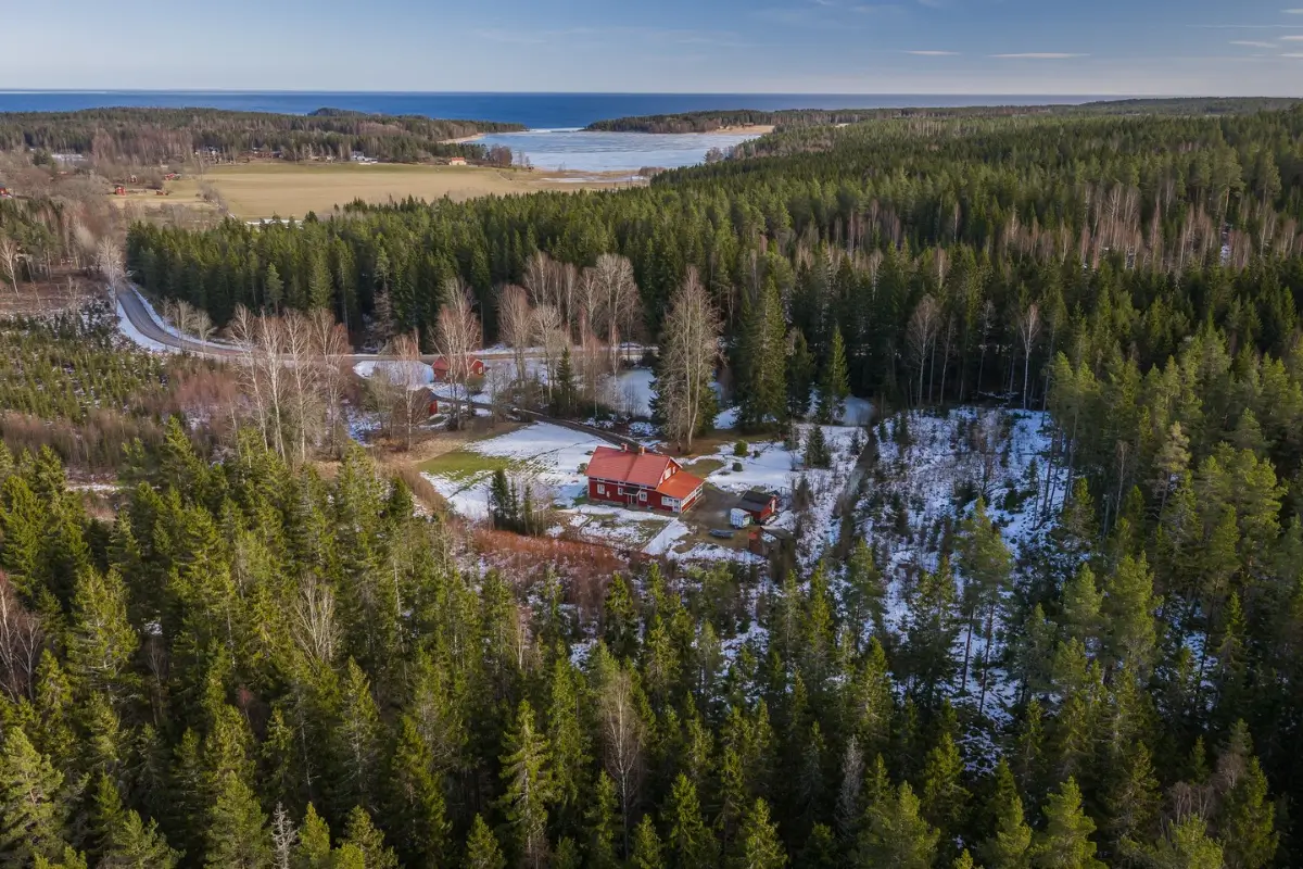 country-house-surrounded-by-trees-near-lake-vänern-central-sweden-cheapscandihomes