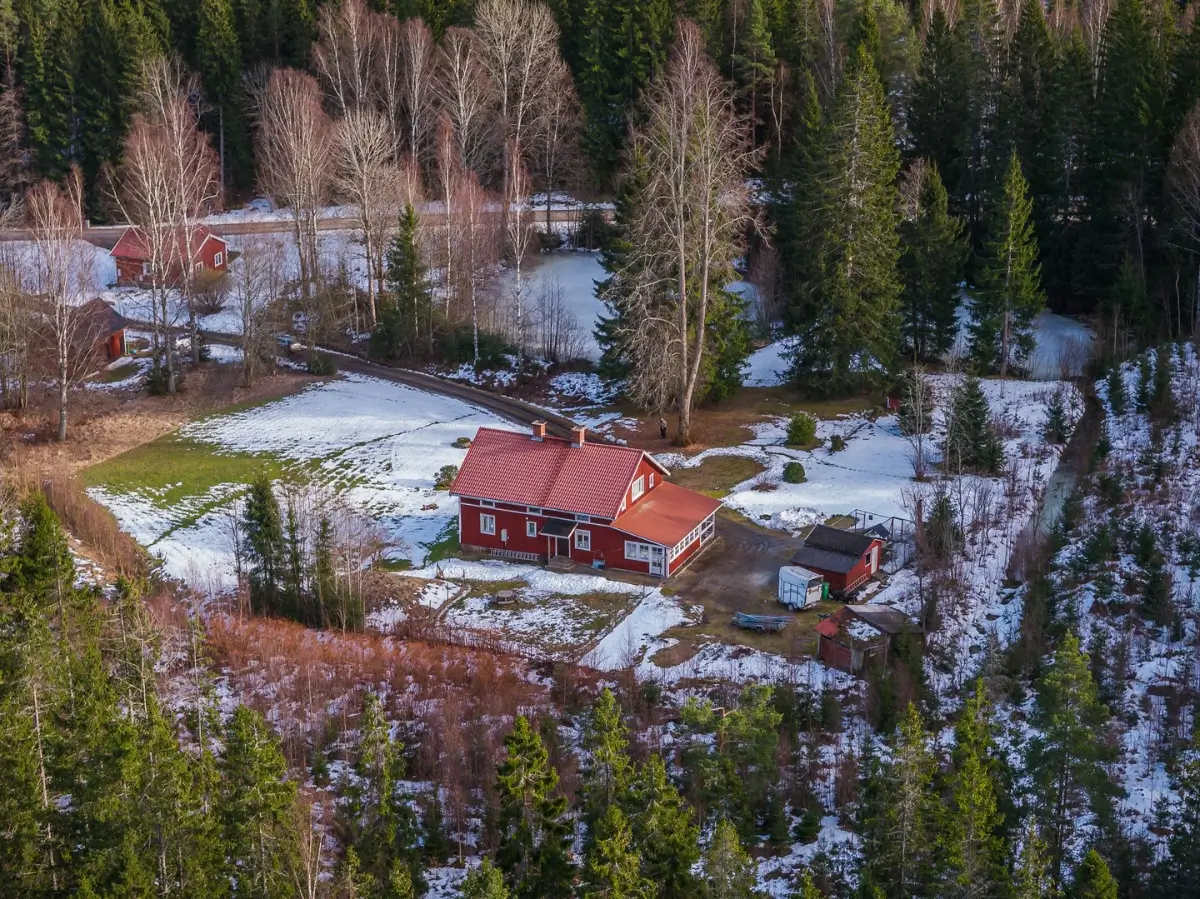country-house-surrounded-by-trees-near-lake-vänern-central-sweden-cheapscandihomes