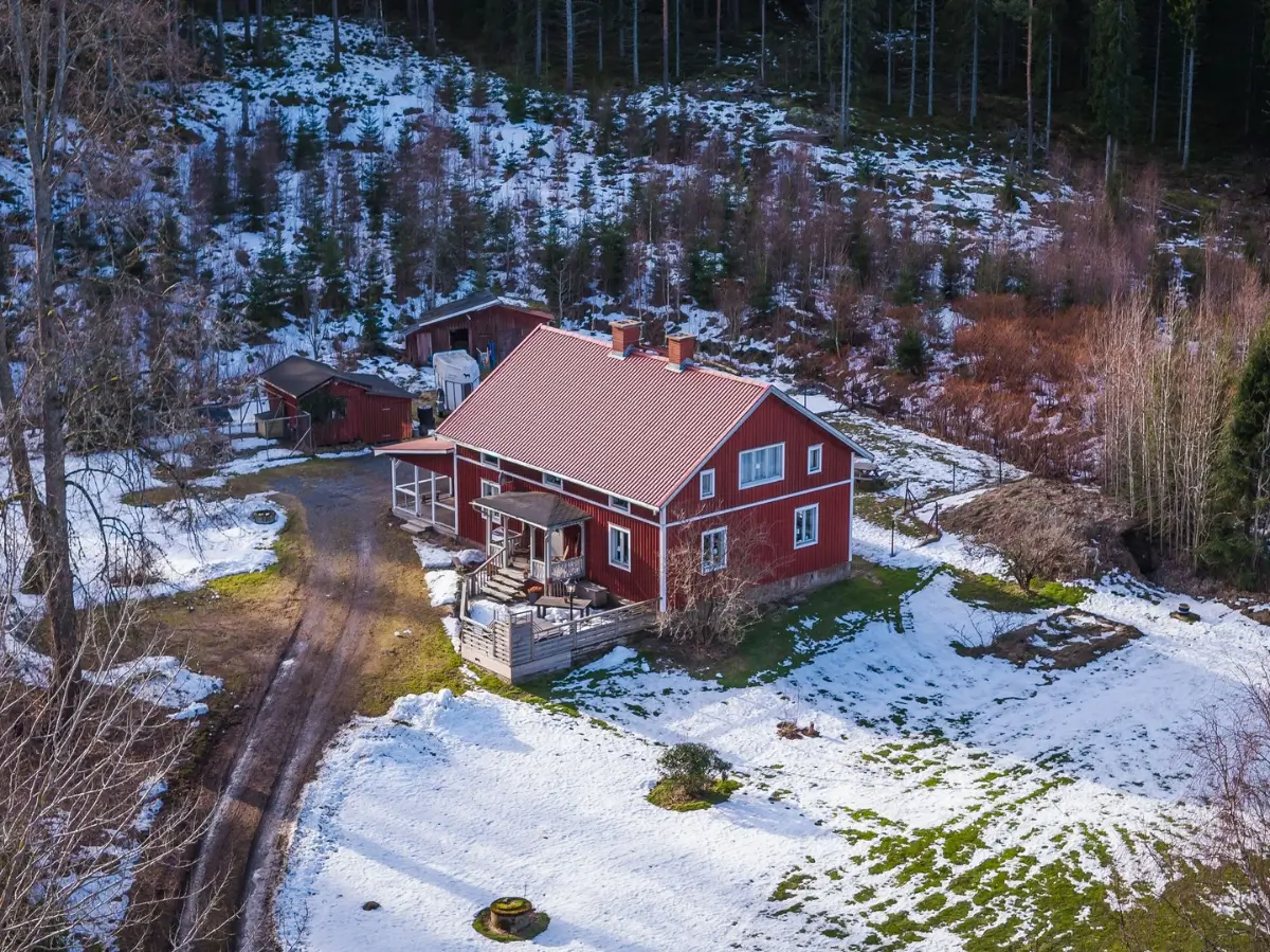 country-house-surrounded-by-trees-near-lake-vänern-central-sweden-cheapscandihomes