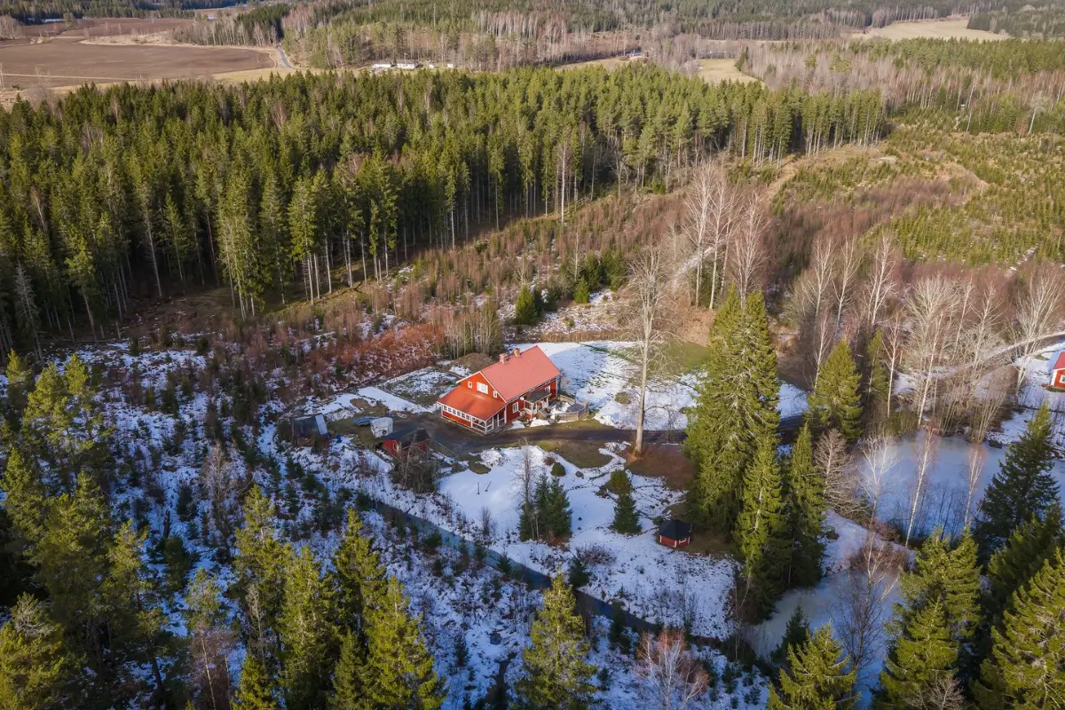 country-house-surrounded-by-trees-near-lake-vänern-central-sweden-cheapscandihomes