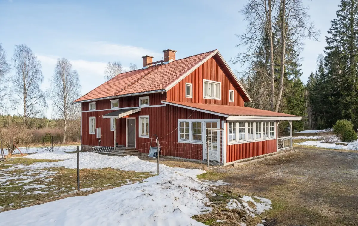 country-house-surrounded-by-trees-near-lake-vänern-central-sweden-cheapscandihomes