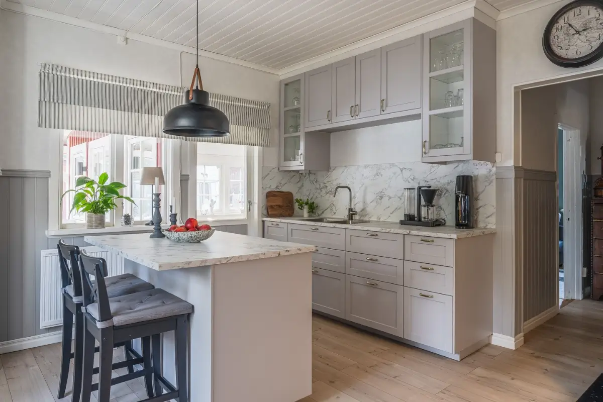 country-house-surrounded-by-trees-near-lake-vänern-central-sweden-cheapscandihomes