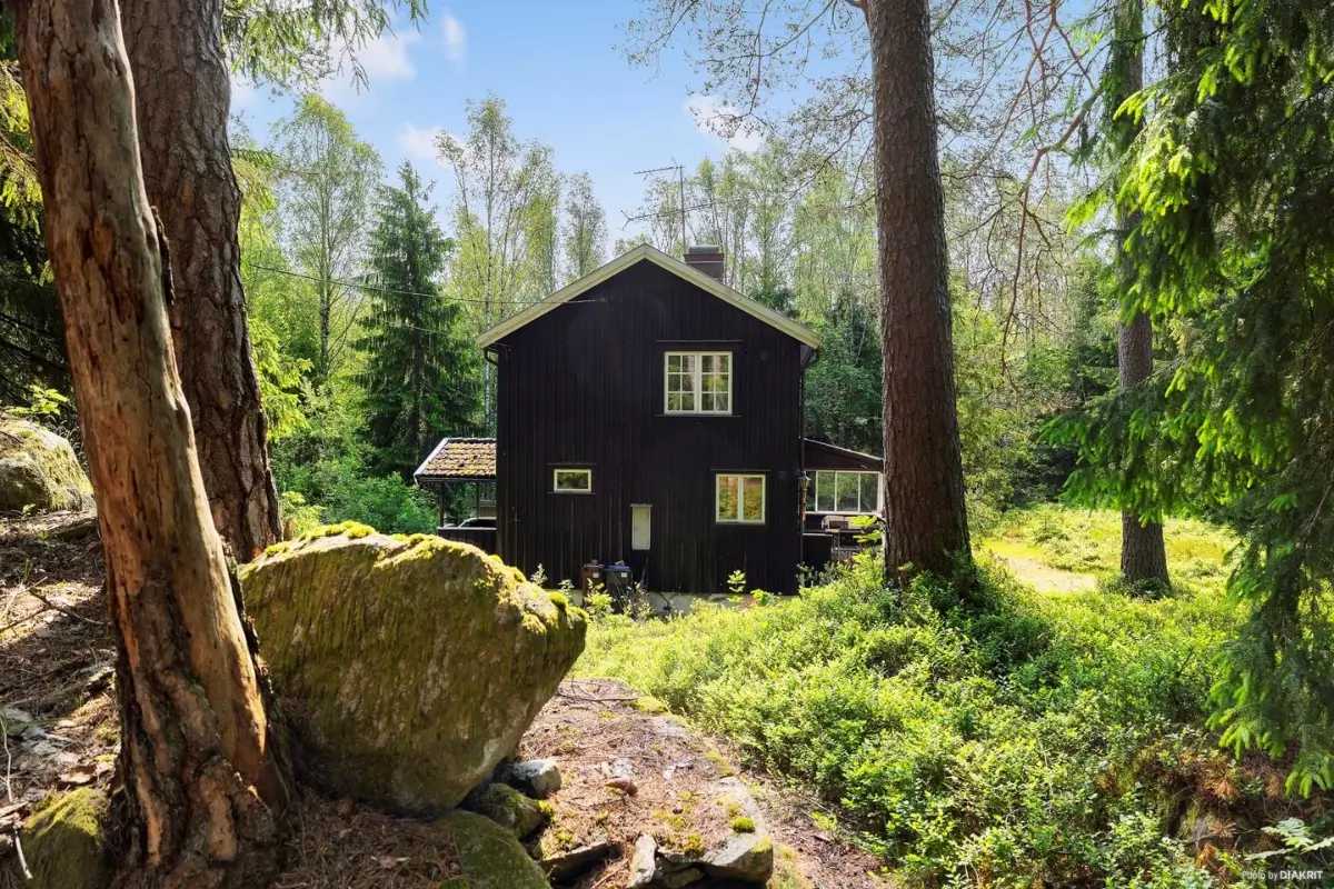 secluded-three-bedroom-house-near-lakes-and-gothenburg-cheapscandihomes