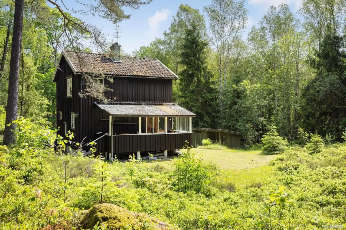 secluded-three-bedroom-house-near-lakes-and-gothenburg-cheapscandihomes
