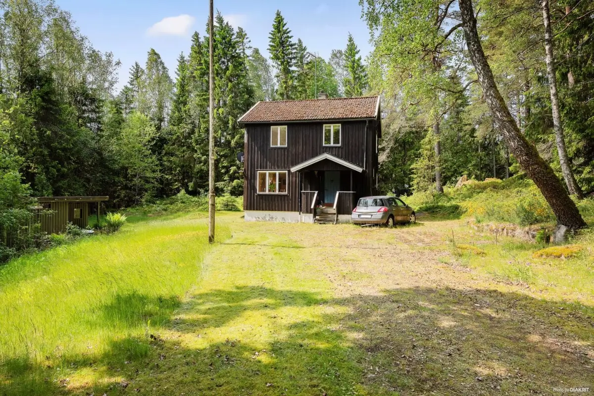 secluded-three-bedroom-house-near-lakes-and-gothenburg-cheapscandihomes