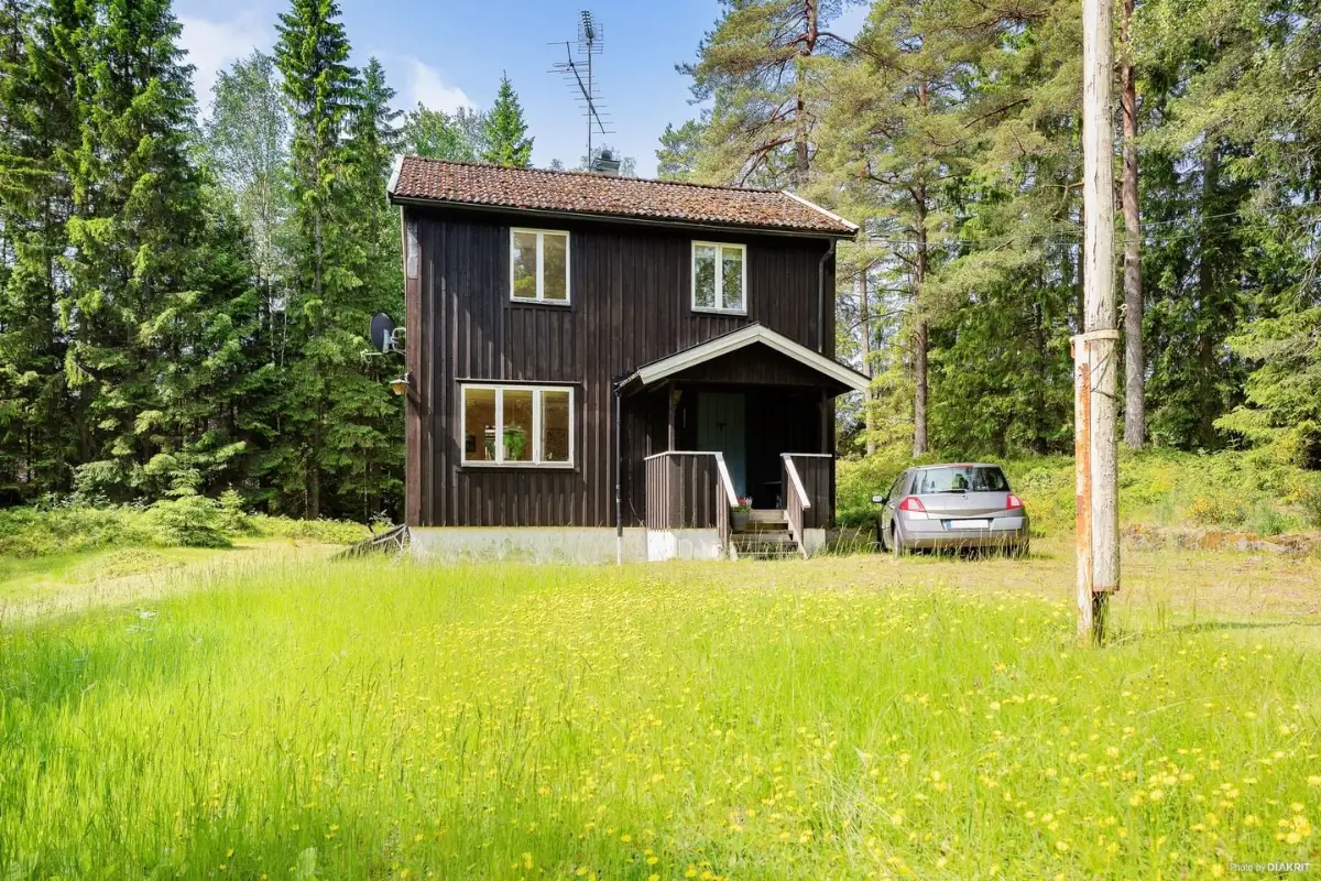 secluded-three-bedroom-house-near-lakes-and-gothenburg-cheapscandihomes
