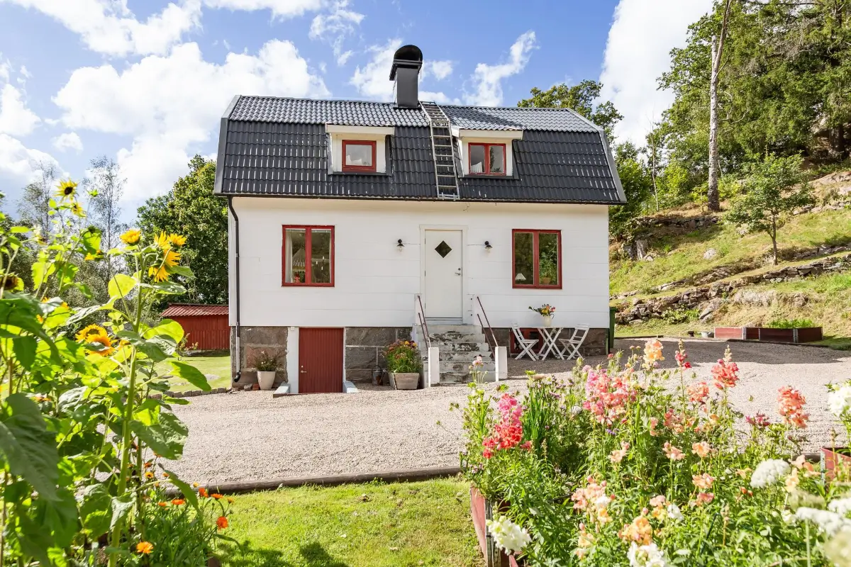 1930s-house-nice-garden-south-west-sweden-cheapscandihomes