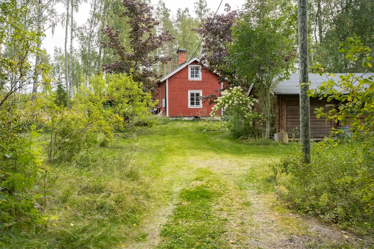 19th-century-country-cottage-large-garden-outbuidlings-central-sweden-cheapscandihomes