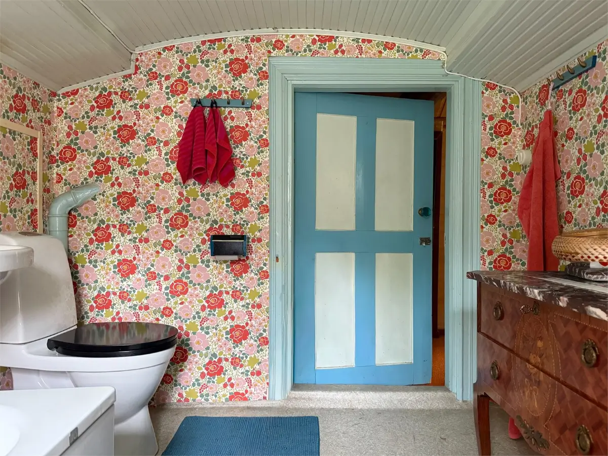 19th-century-country-cottage-large-garden-outbuidlings-central-sweden-cheapscandihomes