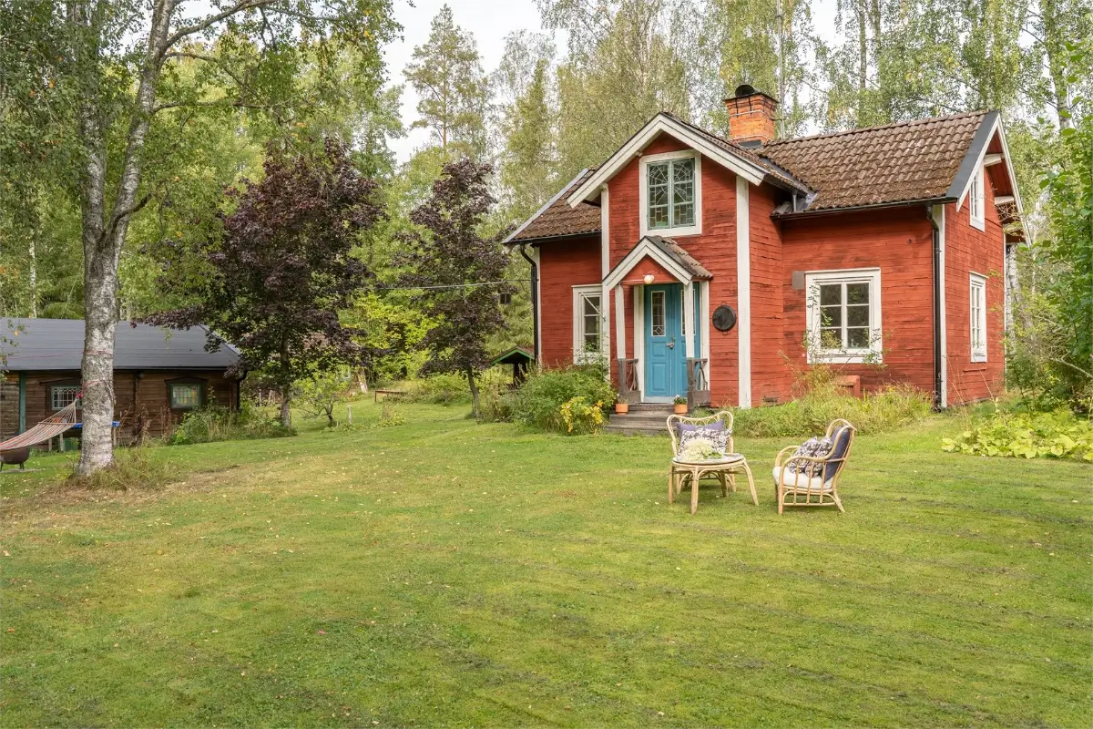 19th-century-country-cottage-large-garden-outbuidlings-central-sweden-cheapscandihomes