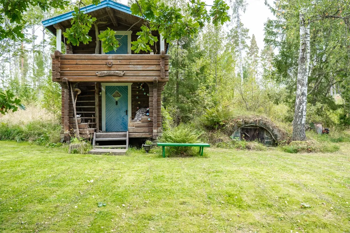19th-century-country-cottage-large-garden-outbuidlings-central-sweden-cheapscandihomes
