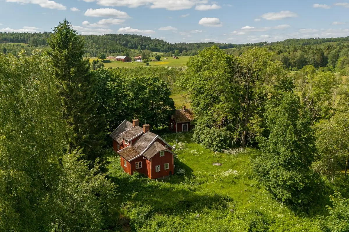 charming-cottage-renovation-opportunity-large-plot-south-central-sweden-cheapscandihomes